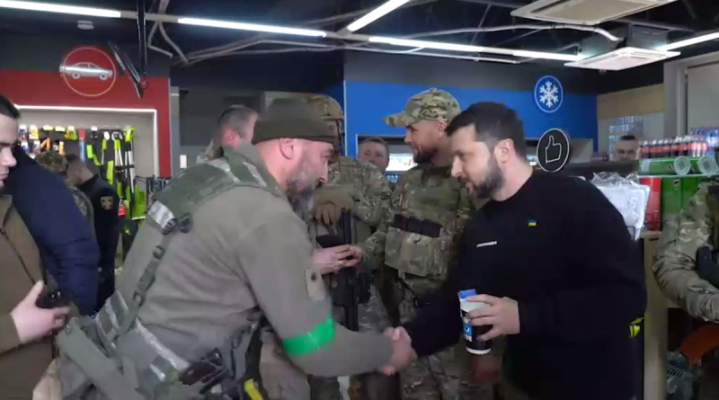 Zelensky trank Kaffee mit dem Militär an einer Tankstelle in der Region Donezk: emotionales Video