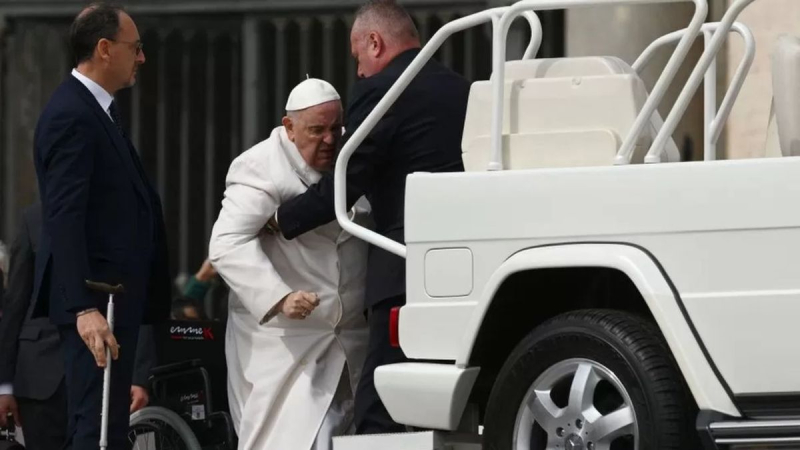 Papst Franziskus muss mehrere Tage im Krankenhaus verbringen: was mit dem Papst passiert ist