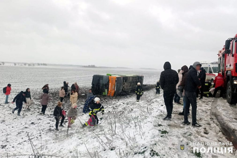Ein Bus mit 25 Passagieren ist in der Region Chmelnizki umgestürzt