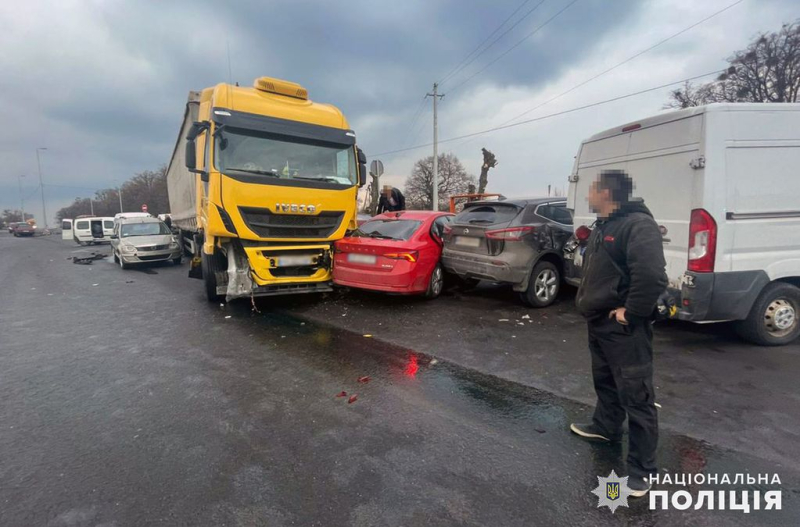 Lkw-Fahrer verursachte schweren Unfall im Gebiet Chmelnyzky: 7 Fahrzeuge wurden verletzt