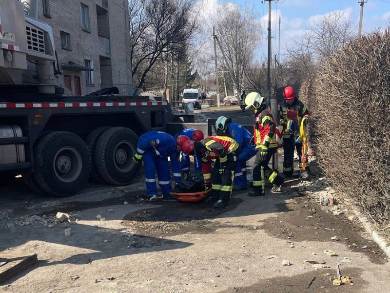 Die Leiche eines weiteren Verstorbenen wurde unter den Trümmern in Rzhishchevo hervorgezogen