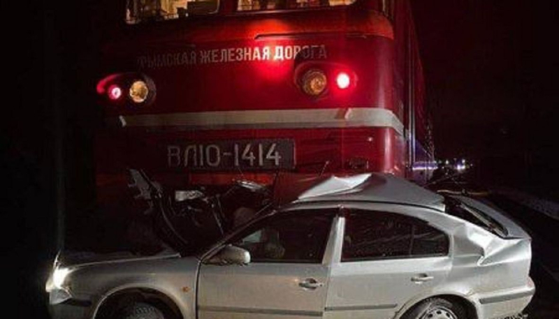 Auf der Krim zerquetschte ein Zug ein Auto an einer Kreuzung: Alle Passagiere starben