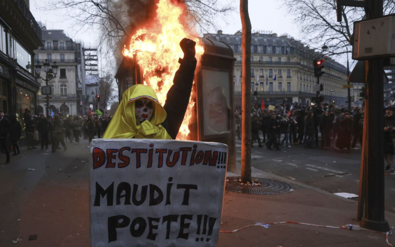 Die Franzosen in Bordeaux haben bei Rentenprotesten das Bürgermeisteramt in Brand gesteckt: Video