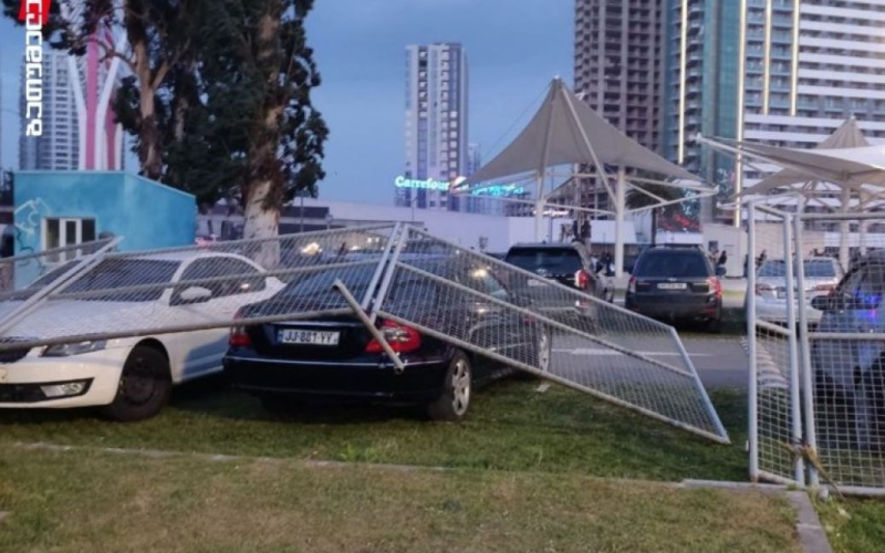 Dächer von Hochhäusern weggefegt: Der stärkste Hurrikan traf Batumi (Foto)