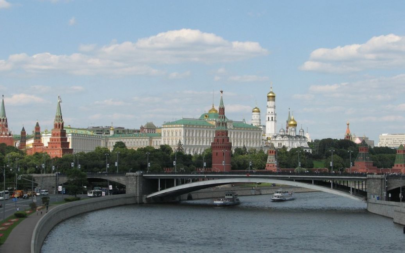 Na Moskauer Straßen senden Anweisungen zum Sammeln eines 