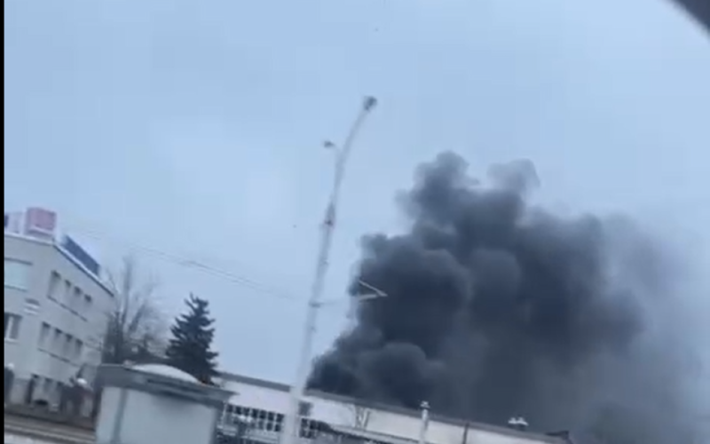 Ein starkes Feuer brach in Weißrussland in der Nähe des Minsker Automobilwerks aus: Video