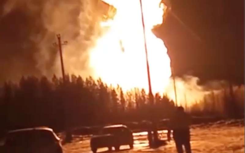 Eine Gasleitung ist in Russland explodiert: Die Flammen sind mehrere zehn Kilometer weit zu sehen (Video)