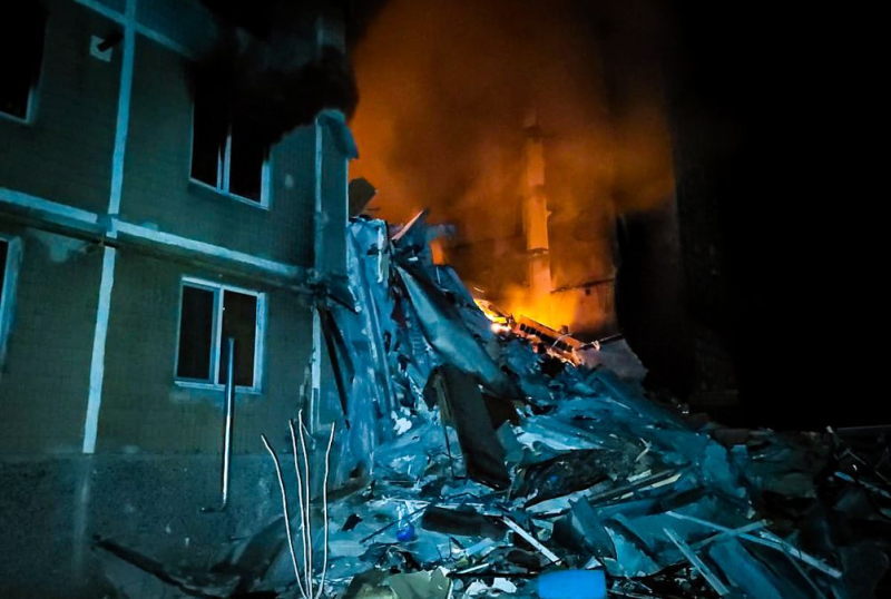 Feind trifft Hochhaus in Ugledar: Grausame Aufnahmen der Zerstörung