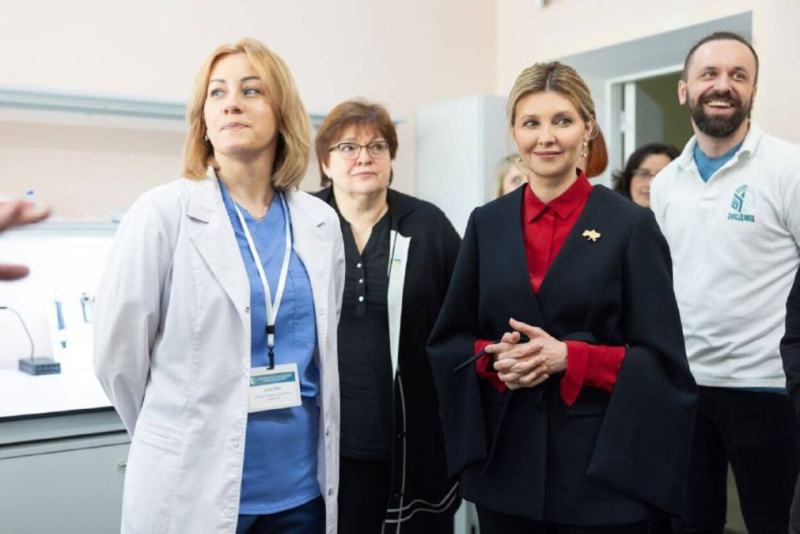 Ausrüstung im Wert von 45 Millionen wurde gebracht: Zelenska und Ljaschko besuchten medizinische Einrichtungen in Lemberg