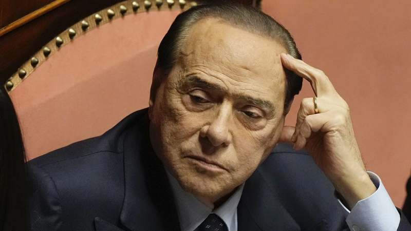 Berlusconi – befindet sich in ernstem Zustand auf der Intensivstation: bei ihm wurde Leukämie diagnostiziert