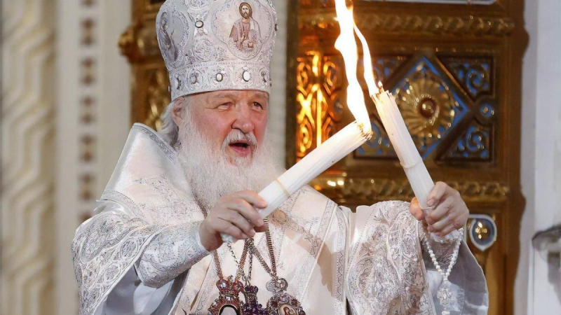 Putin ist nicht der Einzige, der um sein Leben fürchtet: Patriarch Kirill wurde von 6 Wachen bewacht beim Ostergottesdienst