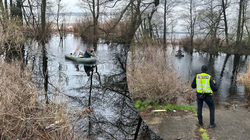 Ein Mann in der Flut beschloss, ein Risiko einzugehen und aufs Wasser zu gehen: er wurde kaum gerettet