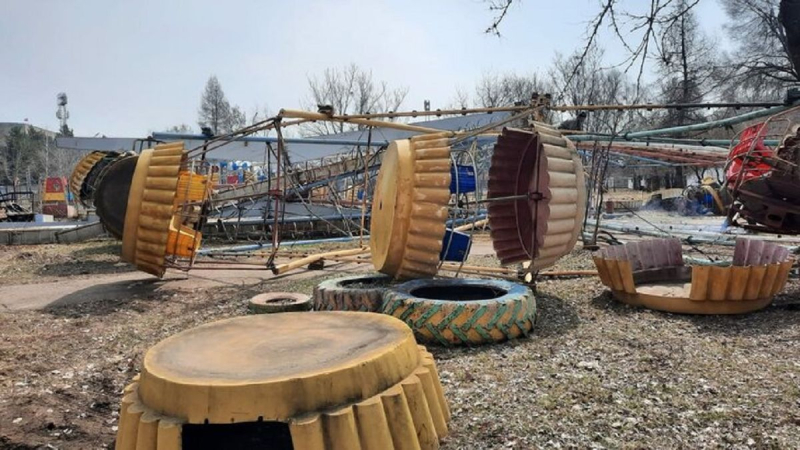 In Russland fiel ein Riesenrad direkt auf einen Spielplatz: ein episches Video