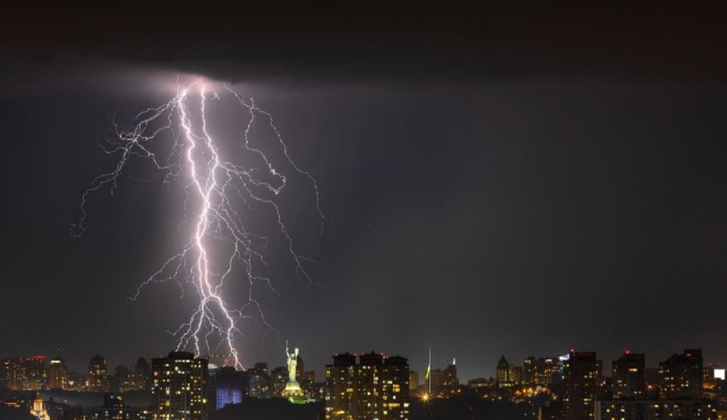 Ein anhaltendes Gewitter zieht auf Kiew zu: Meteorologen warnen vor Gefahr
