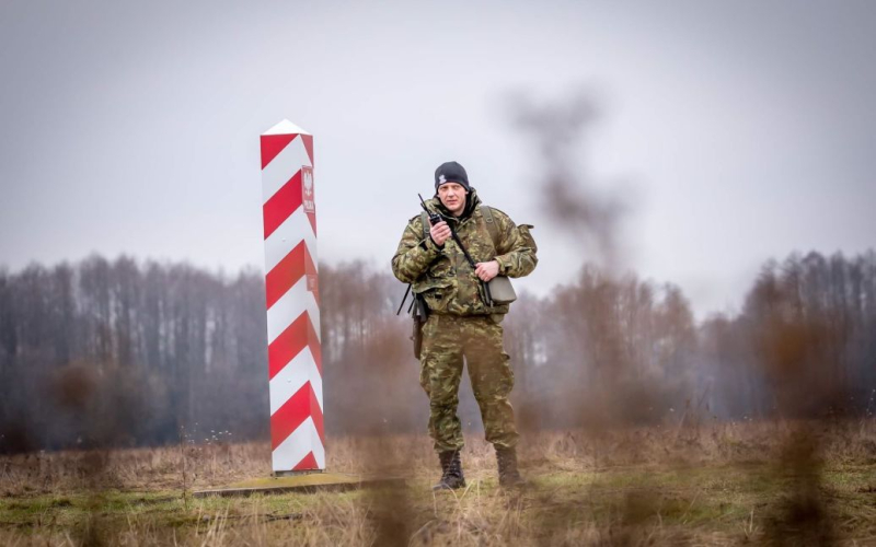 Aggressive Migranten aus Weißrussland angegriffen Polnische Grenzwächter