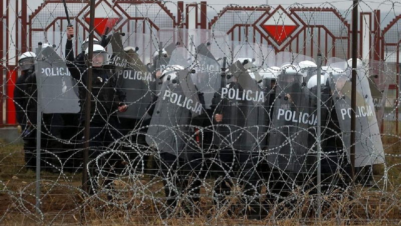 An der Grenze zwischen Weißrussland und Polen bewarf eine Gruppe von Migranten Steine ​​auf polnische Grenzschutzbeamte