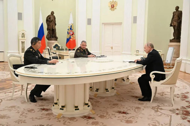Putin traf sich mit chinesischem Verteidigungsminister: Beide sprachen zynisch über „Zusammenarbeit“