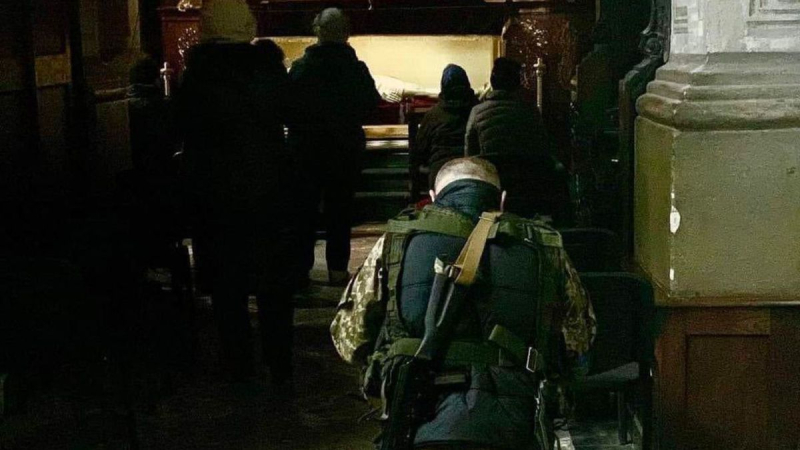 Ukrainischer Verteidiger betete auf Knien in der Lemberger Kirche: ergreifendes Foto