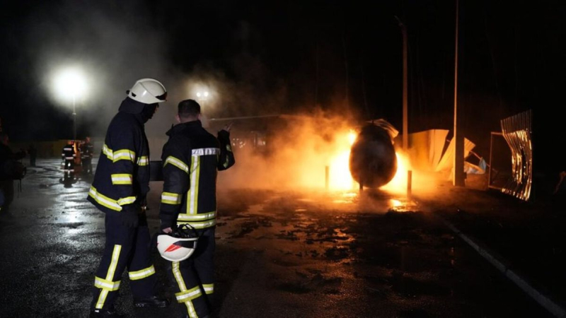 Keine Raketenfragmente gefunden: An einer Tankstelle in Charkiw brach ein Feuer aus, als Russland die Stadt