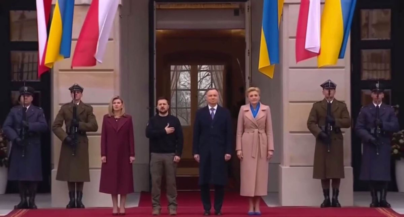Die Nationalhymne der Ukraine erklang vor dem Präsidentenpalast in Warschau: ein beredtes Video