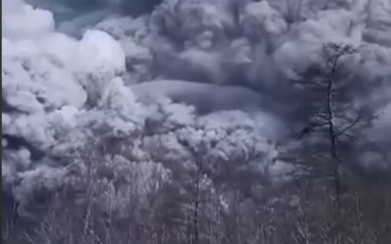 Eine schwarze Aschewolke hat Kamtschatka bedeckt: In Russland hat ein Vulkanausbruch begonnen (Video)