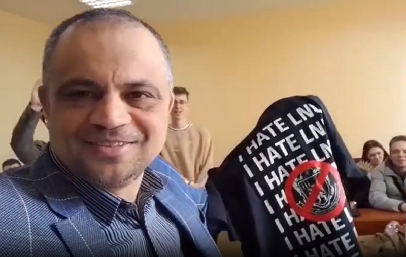 Lviv Polytechnic Teacher hat ein Video mit einem T-Shirt 