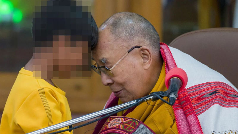 Der Dalai Lama küsste den Jungen und forderte ihn auf, an seiner Zunge zu lutschen: Ein Skandal brach aus