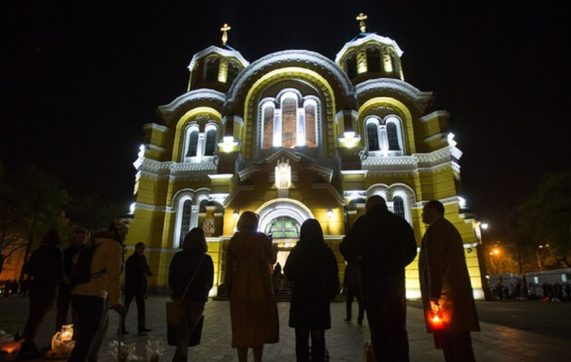 Kiewer können an Ostern die ganze Nacht in der Kirche bleiben