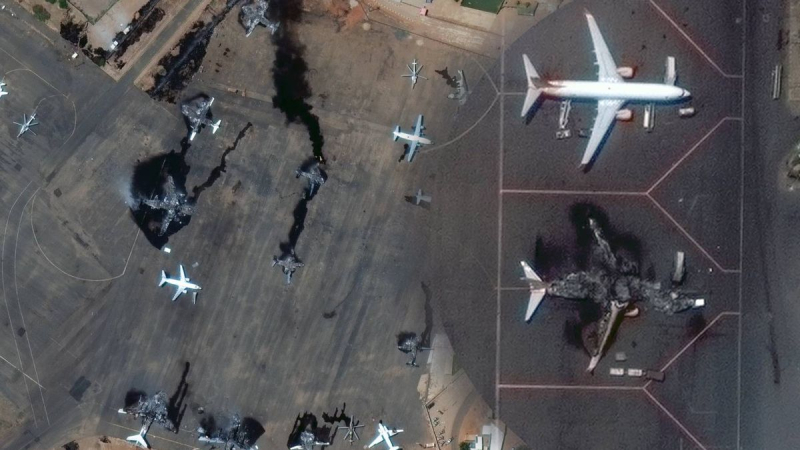 Satellitenbilder zeigen zerstörtes SkyUp-Flugzeug im Sudan: neue Kollisionsdetails