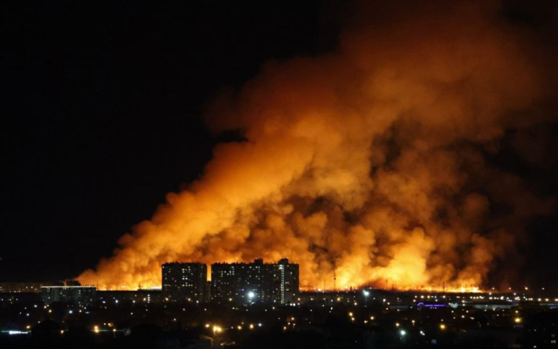 Dichter Rauch und Glut: In Tjumen brach ein Großbrand aus (Foto, Video)