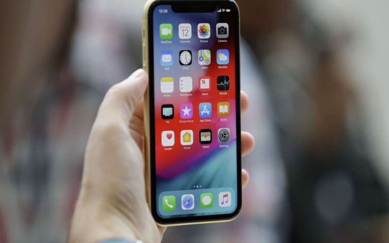 iPhone explodierte in seiner Tasche: der Mann erlitt schwere Verbrennungen (Foto) Melbourne überlebte einen schrecklichen Vorfall, als ein iPhone-Akku in seiner Tasche explodierte.</p>
<p>Er erlitt dabei schwere Verletzungen. Dailystar.co.uk schreibt darüber.</p>
<p>„Es war, als würde jemand einen gusseisernen Kessel direkt vom Herd halten und ihn für lange Zeit auf dein Knie stellen“, kommentierte Matthew.</p>
<p>Die Explosion ereignete sich vor zwei Wochen, als er mit ihm die Treppe hinaufging Telefon, das von einem externen Akku in seiner Tasche aufgeladen wurde.</p>
<p>Plötzlich hörte der Mann ein Zischen und sah ein Feuer in seinem Gesicht aufflammen. Er trat von der Treppe herunter und sah nach unten, wobei ihm klar wurde, dass er in ernsthafter Gefahr war.</p>
<p>„Ich dachte, ich würde definitiv sterben“, sagte er. “Mein ganzer Körper wird brennen, und dann werde ich einfach lebendig brennen.”</p>
<p><img decoding=