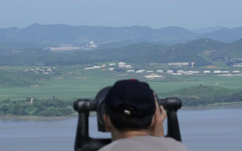 Japanisch /></p>
<p><strong>Die Rakete wurde vor der Ostküste der koreanischen Halbinsel abgefeuert.</strong></p>
<p>In der Nacht zum Donnerstag, dem 13. April, startete die DVRK eine Rakete , die das japanische Notfallwarnsystem auslöste. Anwohner wurden aufgefordert, wegen eines möglichen Absturzes ballistischer Raketen in der Nähe von Hokkaido in Deckung zu gehen.</p>
<p>Dies wurde von Kyodo und Reuters unter Berufung auf die japanische Küstenwache gemeldet.</p>
<p>Einige Zeit später das Land sagte, die Gefahr sei vorüber, weil die Rakete zuvor in der Nähe des Nordens Japans abgestürzt sei. Nach Angaben des südkoreanischen Militärs wurde es vor der Ostküste der koreanischen Halbinsel gestartet.</p>
<p>Erinnern Sie sich daran, dass Russland am 11. April eine interkontinentale ballistische Rakete getestet hat. Sein Übungssprengkopf “traf ein Scheinziel auf einem Übungsgelände in Kasachstan”. Mitte März startete Nordkorea eine ähnliche Rakete. Sie flog ungefähr tausend Kilometer und stürzte ins Japanische Meer.</p>
<h4>Verwandte Themen:</h4>
<!-- relpost-thumb-wrapper --><div class=