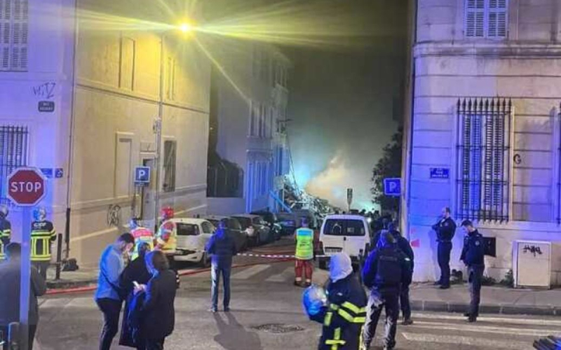 Das Feuer erschwerte die Suche nach Personen: Ein Wohnhaus stürzte in Marseille, Frankreich ein (Video)
