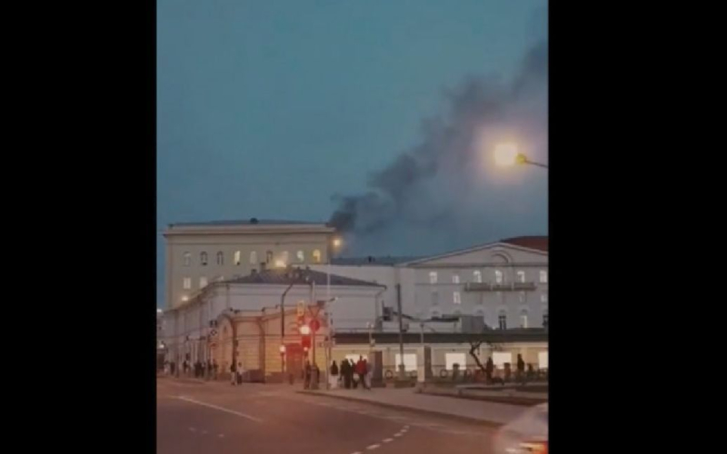 Feuer in der Verteidigungsministerium Russische Föderation: Offizielle Brandursache benannt Das Feuer im Gebäude des Verteidigungsministeriums im Zentrum von Moskau, das am Mittwochabend, dem 5. April, ausbrach, begann durch die Zündung eines Kessels.</p>
<p>Das berichten russische Propagandisten unter Berufung auf Rettungsdienste.</p>
<p>Überall saßen anscheinend Teeliebhaber in der russischen Militärabteilung in einem Raum im dritten Stock des Gebäudes. In dem in sozialen Netzwerken geposteten Video wurden von dort dicke schwarze Rauchwolken gezogen.</p>
<p>In Kommentaren an Propagandisten präzisierten die Einsatzkräfte, dass das Feuer im Gebäude des Verteidigungsministeriums einen “Notfall” verursacht habe Betrieb des Stromnetzes.”</p>
<p> >Dem Feuer wurde die zweite, höhere Schwierigkeitszahl von fünf zugewiesen. Offenes Abbrennen wurde auf einer Fläche von 60 Quadratmetern beseitigt. m.</p>
<p>Nach Angaben des Verteidigungsministeriums war eine freiberufliche Feuerwehr der Abteilung und Einheiten des Ministeriums für Katastrophenschutz, die vor Ort eintraf, an der Beseitigung des Feuers beteiligt.</p>
<p> > </p>
<p>Erinnern Sie sich daran, dass sich das Feuer im Gebäude des Verteidigungsministeriums der Russischen Föderation in der Znamenka-Straße im Zentrum von Moskau ereignete.</p>
<h4>Verwandte Themen:</h4>
<!-- relpost-thumb-wrapper --><div class=