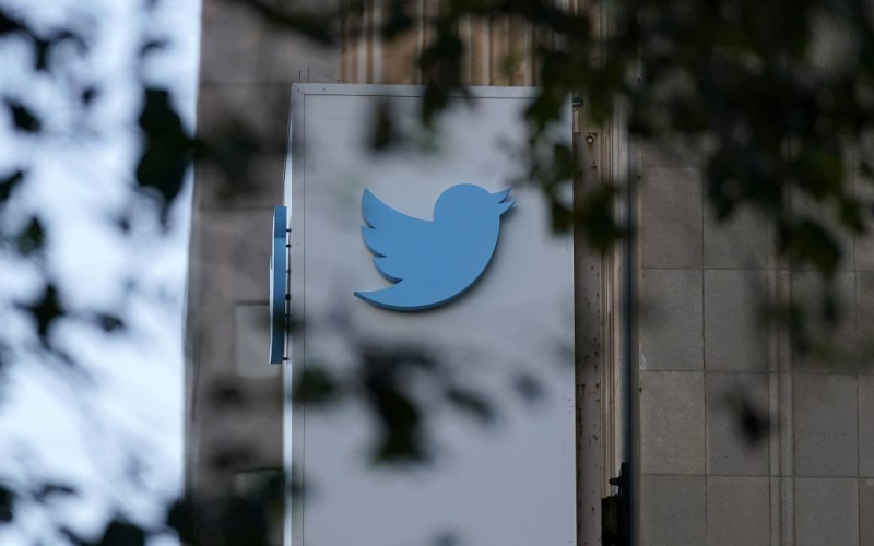 Twitter bringt Blau zurück markiert für /></p>
<p><strong>Beliebtes Tag erscheint wieder auf den Seiten einiger Prominenter.</strong></p>
<p>Twitter stellt die blaue Tag-Funktion für Benutzer mit mehr als 1 Million Abonnenten wieder her . Es wurde bereits an Beyoncé, Harry Kane, Richard Osman und Victoria Beckham zurückgegeben.</p>
<p>Das berichtet die BBC.</p>
<p>Nutzer des sozialen Netzwerks von Elon Musk können ebenfalls zugreifen eine goldene Markierung, aber dafür müssen Sie bezahlen.</p>
<p>Wie Sie wissen, wurde die blaue Markierung ursprünglich geschaffen, um Benutzer zu authentifizieren. Dies war notwendig, um die Verbreitung gefälschter Accounts zu stoppen, die Desinformationen veröffentlichen.</p>
<p>Im vergangenen Jahr führte Twitter den Dienst Blue ein. Sie erlaubte normalen Benutzern, für die blaue Mark zu bezahlen, die zuvor nur berühmte Leute bekommen konnten. Die Innovation hat einige dazu veranlasst, Menschen in die Irre zu führen, indem sie sich als Stars oder große Marken-Accounts ausgeben. Daher hat das Unternehmen den Dienst leicht modifiziert und begonnen, gewöhnliche und berühmte Personen, die Profile verifiziert haben, mit Markierungen in verschiedenen Farben zu trennen.</p>
<p>Zuvor haben wir über das Erscheinen eines neuen Meta Verified-Dienstes auf Facebook und Instagram berichtet. Es ermöglicht Benutzern, ihre Konten zu überprüfen. Ein blaues Zeichen neben dem Profilnamen kann jeder bekommen, aber für Geld.</p>
<p><u><strong>Lesen Sie auch:</strong></u></p>
<h4>Ähnliche Themen: </h4>
<!-- relpost-thumb-wrapper --><div class=