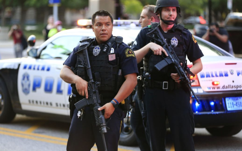 In Chicago riegelte die Polizei Trumps Hotel ab, das von einer bewaffneten Frau betreten wurde