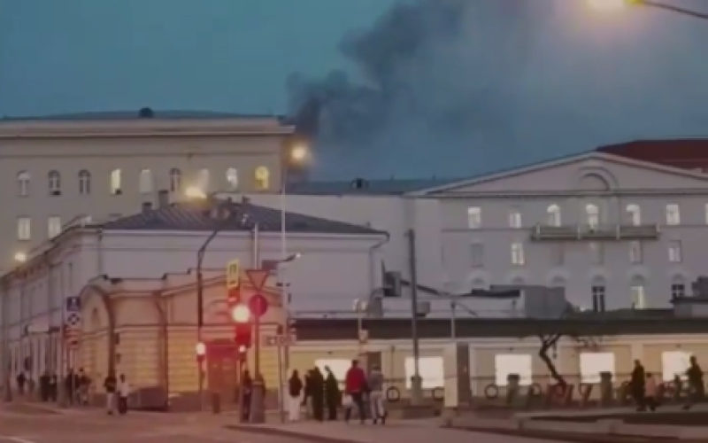 Das Gebäude des Verteidigungsministeriums Feuer in Moskau Russland gefangen (Video)