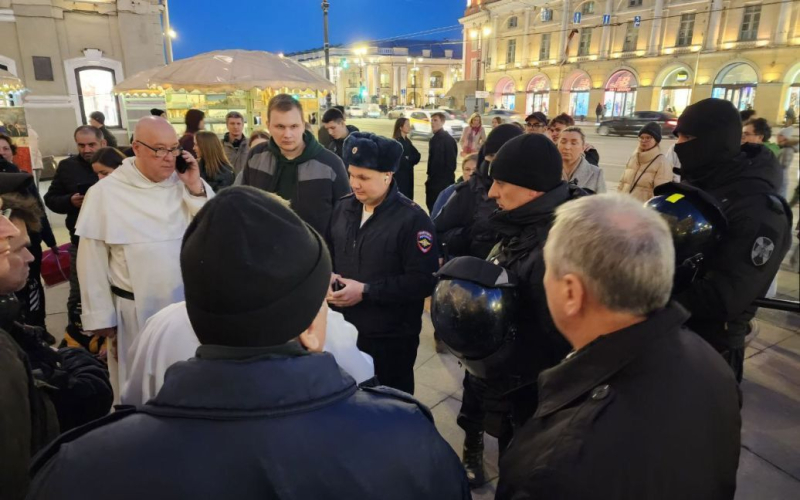 В Petersburg zerstreute OMON die Gläubigen während des Ostergottesdienstes