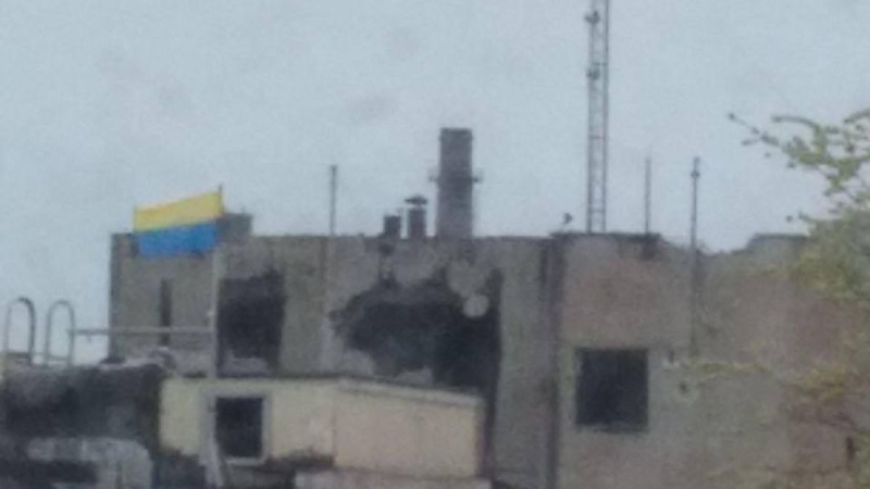 Ukrainische Flagge wurde auf dem Gebäude des zerstörten Iskra-Kulturpalastes in Mariupol gehisst