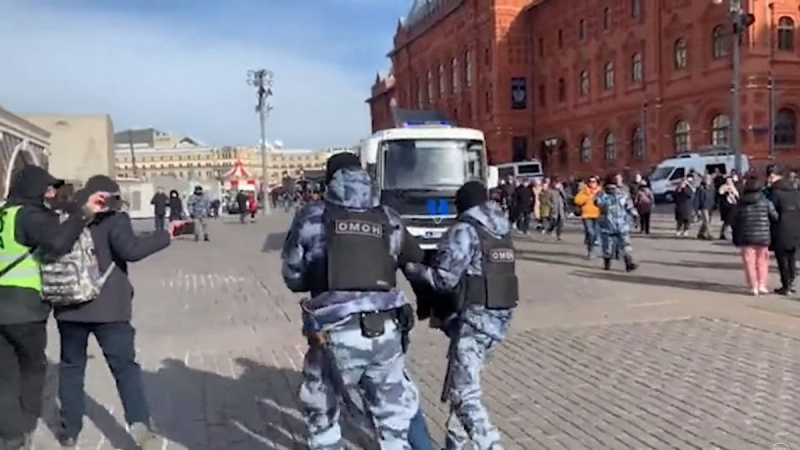 Polizei schlug in Moskau zweimal einen Mann, weil er eine ukrainische Flagge hielt