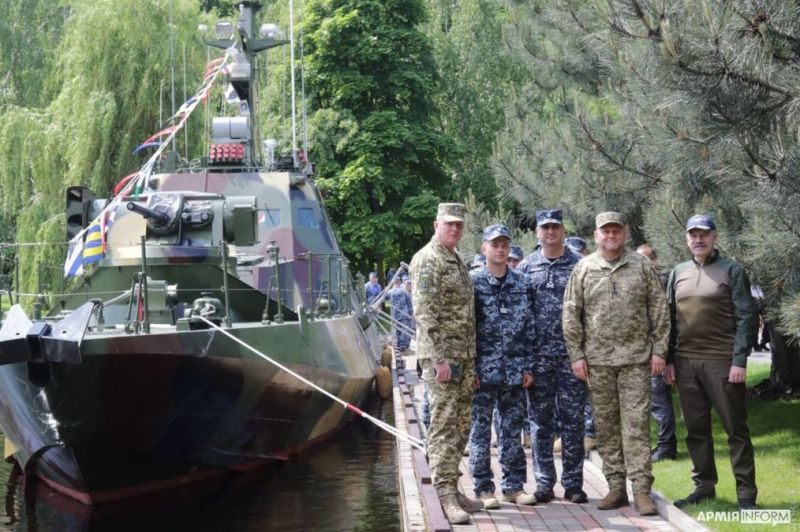 Zaluzhny übergab das Bucha-Boot persönlich an das Militär: interessante Fotos
