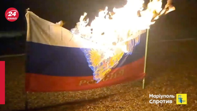 Partisanen verbrannten die russische Flagge am Strand von Mariupol und zeigten das Video