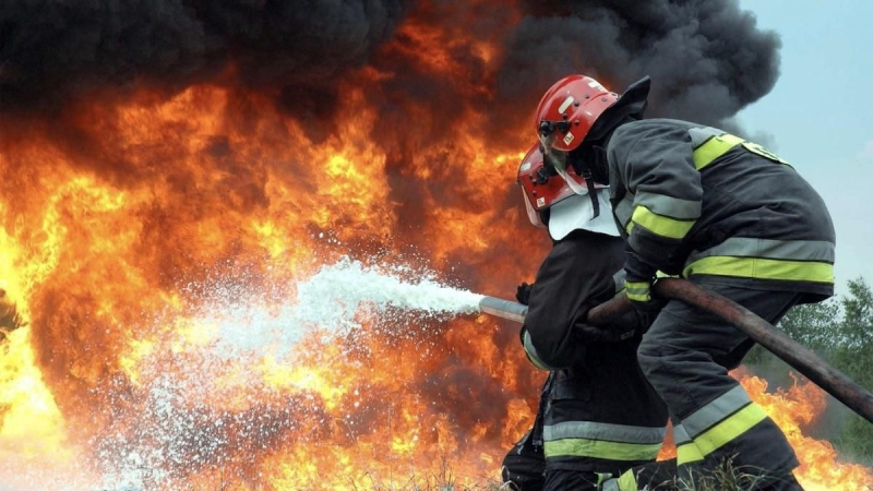 Brand in zwei Lagerhäusern in Ternopil gelöscht: Retter zeigten grausame Aufnahmen