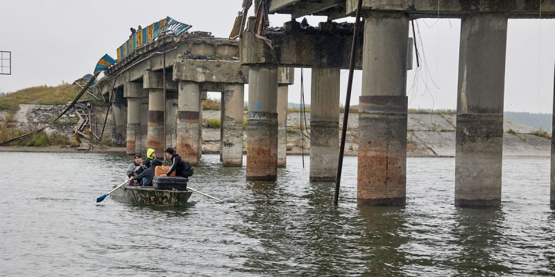 Sie hätten in Booten fahren sollen: Wie die kaputte Brücke im unbesetzten Stary Saltov wiederhergestellt wurde