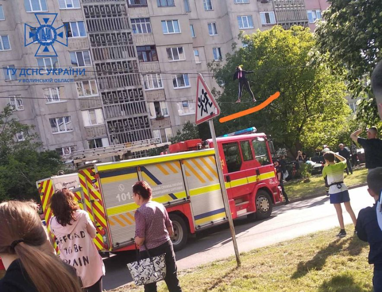 An elektrischen Leitungen entlanggehen: In Luzk holten Retter ein Mädchen aus 2,5 Metern Höhe