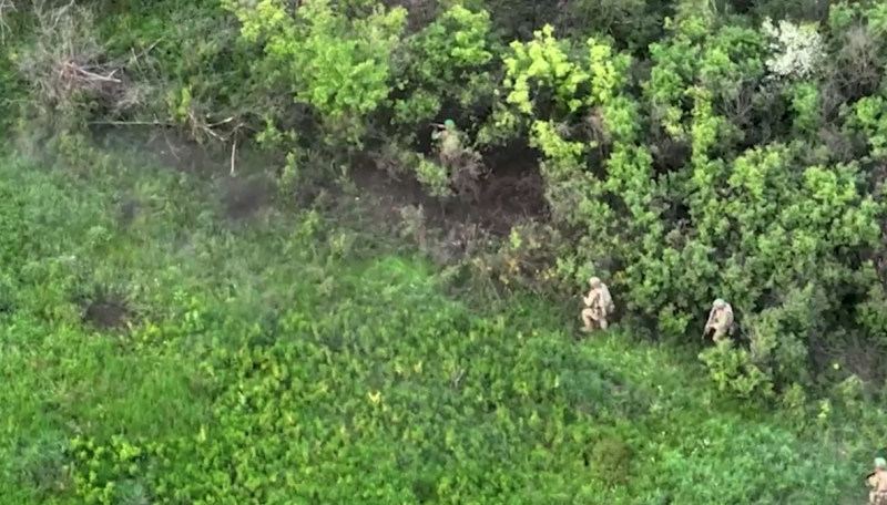 In Bachmut greifen die Streitkräfte der Ukraine die Stellungen der Besatzungstruppen in ihrer Nähe an Unterstände: ein kraftvolles Video