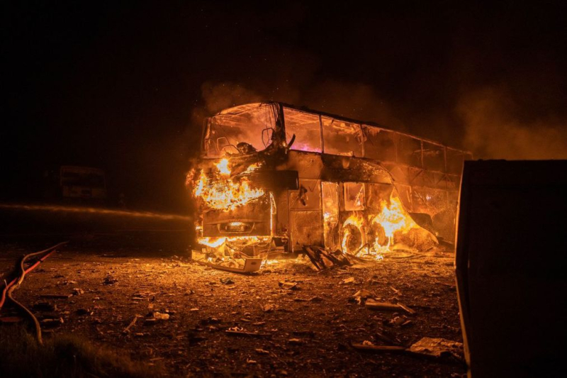 Der Staatliche Rettungsdienst zeigte Fotos von den Folgen des nächtlichen Angriffs auf Kiew