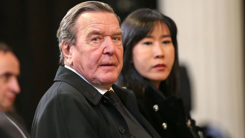 Schröders Frau wurde nach den Feierlichkeiten zum 9. Mai in der russischen Botschaft in Berlin entlassen