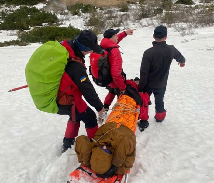 Zwei Touristen in den Karpaten fielen von einer Klippe: In welchem ​​Zustand sind sie?