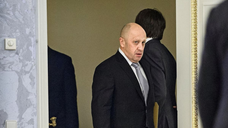 "Er kocht Essen und rekrutiert Gefangene": warum Prigozhin die Führung offen beschimpfen darf von Russland